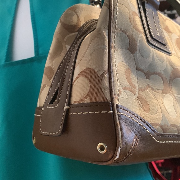 Well Loved Coach Logo Handbag - Picture 5 of 15